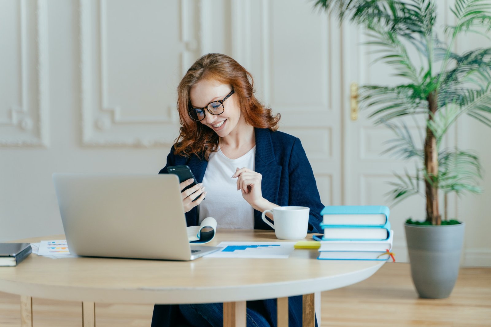 Mujer sonriente en clase de coaching trasnformacional