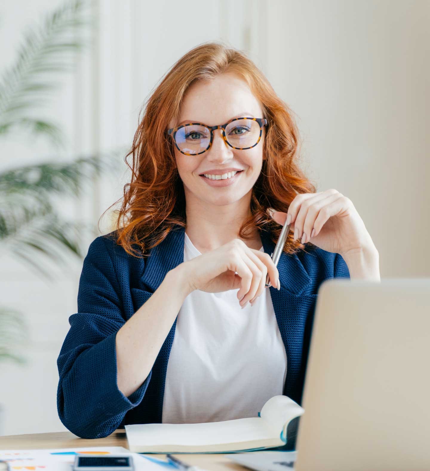 Mujer sonriente de frente